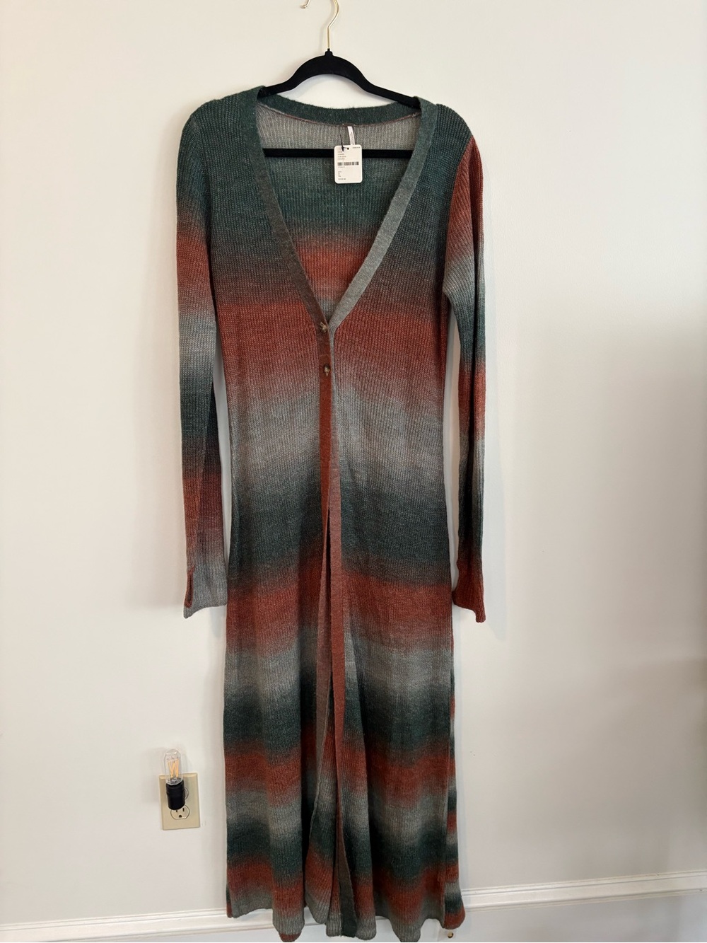 Ombré knitted extra long cardigan 
With thumb holes